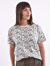 Remera de manga corta color beige con estampado de bananas en tonos amarillo, naranja y rosado.