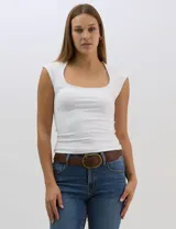 Musculosa de calce entallado confeccionada en tejido de punto elástico. Presenta un escote cuadrado amplio y profundo, con mangas japonesas cortas y espalda cerrada.