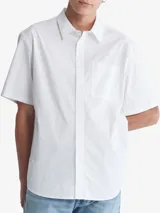 Camisa blanca de manga corta con cierre frontal con botones y bolsillo de pecho.