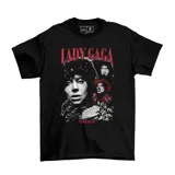 Remera negra de algodón con estampado estilo bootleg de Lady Gaga en tonos blanco, negro y rojo.