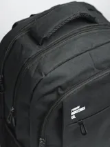 Mochila gris con cierre superior y bolsillo frontal con cierre. Tiene dos bolsillos laterales de red y logo de la marca en blanco en la parte superior.