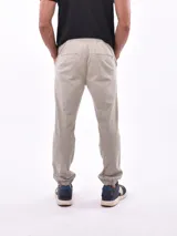 Pantalón jogger de color azul marino, con cordón ajustable en la cintura y puños elásticos en los tobillos.