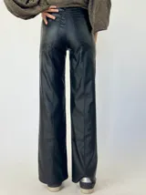 Pantalón plateado de corte oxford, confeccionado en tela metalizada elastizada.