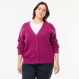 Cárdigan tejido de punto de canalé color fucsia, con escote en V, cierre frontal con botones marrones y mangas largas. Corte holgado.