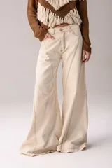 Pantalón wide leg de jean en tono azul, con diseño bicolor que combina paneles laterales en color blanco, bolsillos traseros appliqués y detalles de etiqueta de cuero con la marca.