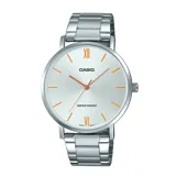 Reloj Casio plateado con esfera blanca y agujas naranjas, con correa de acero inoxidable.