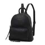 Mochila negra de cuero sintético con textura granulada, cierre superior y bolsillo frontal con cierre.