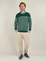 Jersey de punto inglés para hombre, confeccionado en algodón de corte regular fit, con diseño a rayas horizontales en color verde y blanco, cuello redondo y manga larga. Cuenta con el logo bordado en el pecho.