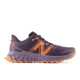 Championes de trail running New Balance Fresh Foam Garoé, color violeta con detalles en naranja.