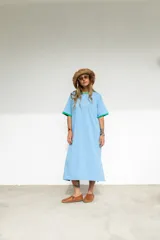 Vestido largo marrón con cuello redondo y mangas cortas con ribete amarillo. Estampado frontal con letras en color crema.