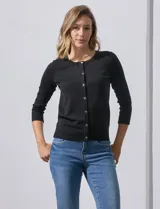 Cardigan blanco de tejido fino con abertura central y botones.