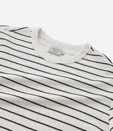 Remera de corte regular confeccionada en tejido de algodón y poliéster, con cuello redondo y mangas cortas. Presenta un diseño de rayas horizontales finas en relieve.