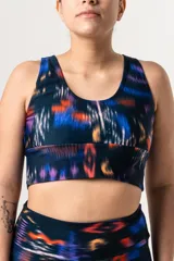 Top deportivo estampado con breteles anchos y faja ancha con tela doble.