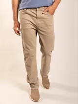 Pantalón de sarga color beige, de corte recto y cinco bolsillos.