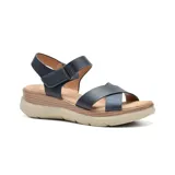 Sandalias blancas con plataforma de madera y suela beige. Tiras anchas cruzadas en el empeine y tira con hebilla ajustable en el tobillo.