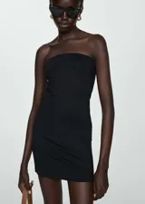 Vestido corto entallado de escote palabra de honor, confeccionado en tejido elástico de poliamida y elastano.