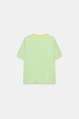 Camiseta de corte regular fit, cuello redondo y manga corta, confeccionada en una mezcla de algodón y lino. Presenta un diseño a rayas horizontales en tonos verdes y amarillos, con paneles laterales y mangas que combinan rayas verticales.