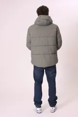 Campera puffer gris con capucha, cierre frontal con cremallera y bolsillos laterales con cierre.