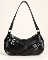 Cartera de hombro negra con acabado brillante, diseño de tiras cruzadas con hebillas y ojales metálicos plateados. Cuenta con cierre superior y correa regulable.
