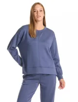 Buzo deportivo de cuello redondo, con hombros caídos y mangas largas con puños. Presenta costuras decorativas tipo pespunte en la parte frontal y en las mangas, con un diseño de ruedo recto y tajos laterales.
