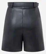Short de tiro medio confeccionado en poliuretano con acabado que imita el cuero, de corte recto y diseño minimalista. Incluye un cinturón ajustable con hebilla metálica.