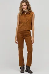 Pantalón de gamuza color marrón, de corte recto, con cierre lateral plateado, forro interno con stretch y tajos en el dobladillo.