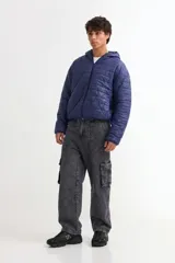 Campera puffer con capucha, cierre frontal y diseño acolchado de líneas horizontales.