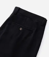 Pantalón de corte wide leg con diseño de sastrería, confeccionado en tejido estructurado con frisos frontales, bolsillos laterales y cierre invisible.
