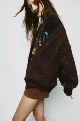 Falda pantalón de tiro medio confeccionada en tejido con efecto ante, con cinturón fino integrado del mismo material y hebilla metálica, y cierre lateral con cremallera oculta.