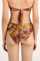 Calzón de bikini intermedio con faja fruncida Kileya, con diseño de estampado animal print de serpiente en tonos marrones y dorados.