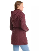 Campera capitoneada de corte clásico, con cuello alto, capucha desmontable y cierre frontal con broches a presión dorados. Presenta cordón de ajuste en la cintura con terminales metálicas y bolsillos frontales con broche.