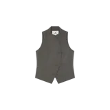 Chaleco gris oscuro con cuello mao y cierre frontal cruzado con nudos chinos. Presenta un diseño entallado sin mangas y detalles de costuras visibles.