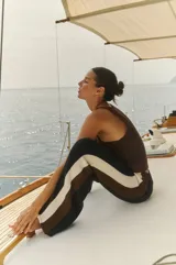 Pantalón tejido negro con rayas verticales color crema y marrón en los laterales y cintura elastizada.