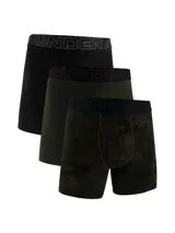 Pack de tres boxers Under Armour Performance Cotton, en colores negro, verde militar y estampado camuflado. Con cintura elástica con el nombre de la marca grabado.