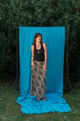Pollera larga de viscosa con estampado animal print tipo leopardo, de corte recto y tiro alto.