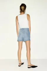 Short de denim de algodón levemente elástico, modelo clásico de cinco bolsillos con cierre y botón metálico.