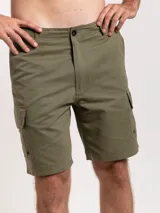 Bermuda cargo color verde militar, con bolsillos laterales con solapa y cierre de botón a presión.