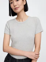 Remera de tejido rib, corte ajustado al cuerpo, con cuello redondo y mangas cortas.