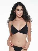 Soutien triangular de diseño minimalista, confeccionado en tela lisa de color negro, con breteles finos ajustables y cierre posterior.