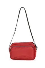 Bandolera de poliéster color rojo, con un bolsillo frontal y dos compartimentos principales, todos con cierre de cremallera. Incluye una correa ajustable de color negro.