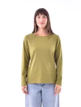 Remera de manga larga color verde oliva, con cuello redondo y detalle de botones dorados y costura decorativa en diagonal en el frente superior izquierdo.