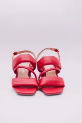 Sandalias color crema con tiras acolchadas y taco cuadrado.