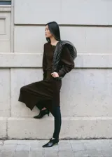 Vestido midi de punto color marrón, con escote bote caído, manga larga y tajo lateral en la falda.