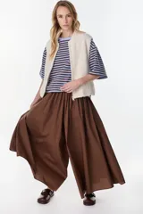 Pantalón largo color marrón, estilo wide leg, de tiro medio con cintura elástica fruncida y bolsillos laterales.