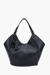 Cartera tipo tote hobo color negro, con diseño estructurado, asa de hombro y detalle de tiras colgantes decorativas con herraje metálico. Incluye logo de la marca grabado en la parte inferior.