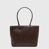 Cartera tipo tote de diseño estructurado con textura trenzada en todo su cuerpo. Cuenta con doble asa superior fija y logo metálico pequeño en la parte inferior frontal.