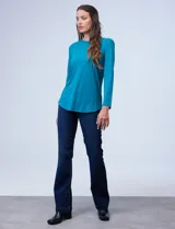 Remera negra de modal con cuello a la base y mangas largas.