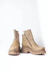 Botas cortas de cuero color beige, con cierre lateral y suela track.