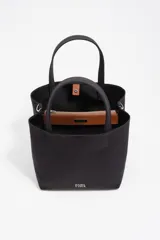 Bolso bandolera Bimba y Lola modelo Chihuahua de tamaño grande, color negro, con doble asa de mano y asa regulable de tejido. Cuenta con detalle de parche de cuero en un lateral, logo impreso en la parte inferior frontal y herrajes metálicos.