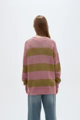 Sweater de tejido de punto calado con diseño a rayas horizontales en color blanco y azul marino, cuello redondo y mangas largas.